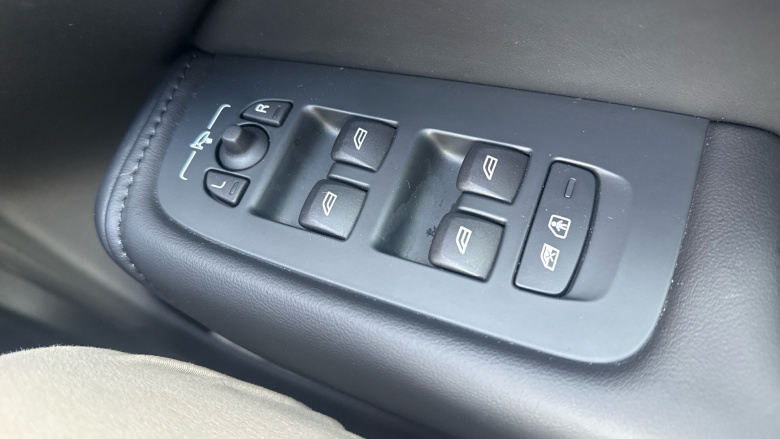 Volvo XC60 2.0 B5P Core 5dr AWD Geartronic Petrol Estate